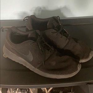 Black Nike Roshe 2